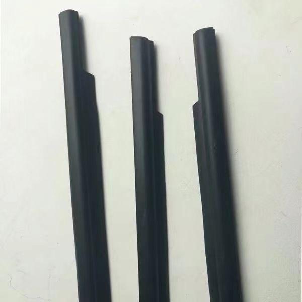 Уплотнительная полоса и водоотражатель для стекла окна автомобиля