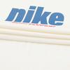 Nike Футболка детская с простым круглым вырезом, свободного кроя, с коротким рукавом и принтом букв, цвет парусиновый белый HQ1565133