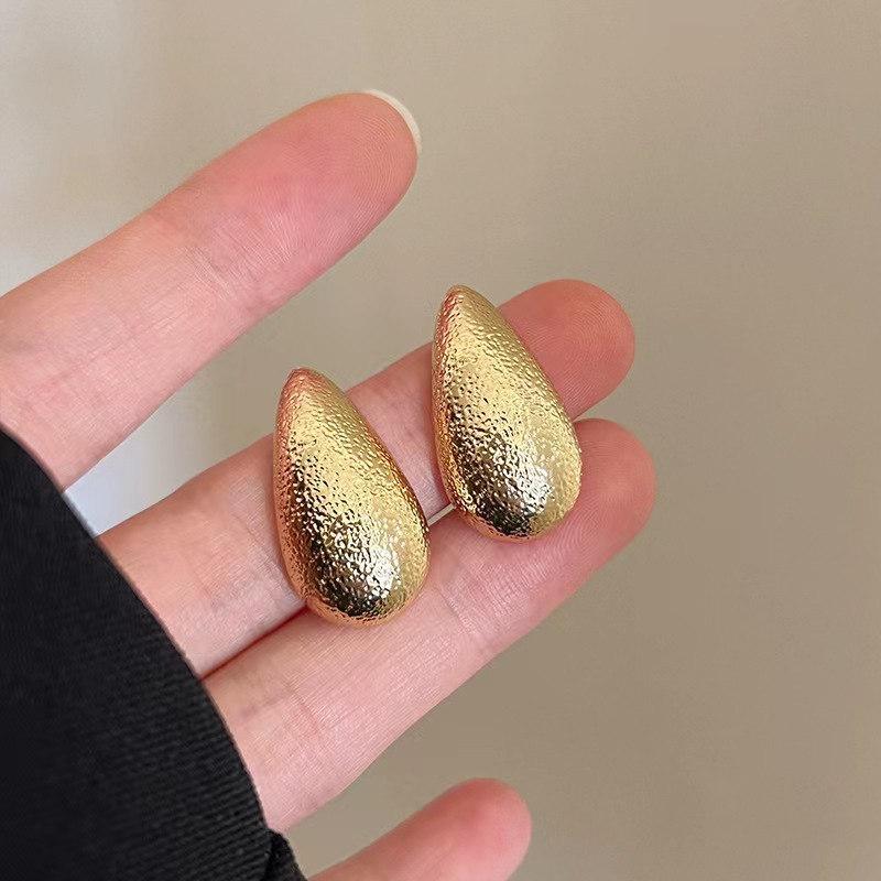 Изысканные серьги в форме капель с матовой матовой металлической отделкой