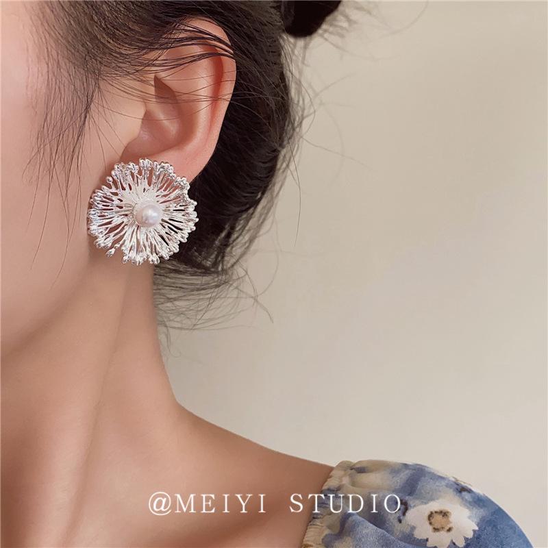 Французские ретро металлические серьги-пусеты в виде цветов - Стильный, высококлассный дизайн для лица, которое выглядит меньше.