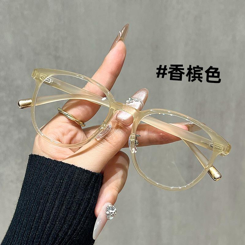 The new flat mirror ultra-light TR does not press the nose for men and women, and the wooden nine hundred matches are plain and the large frame shows