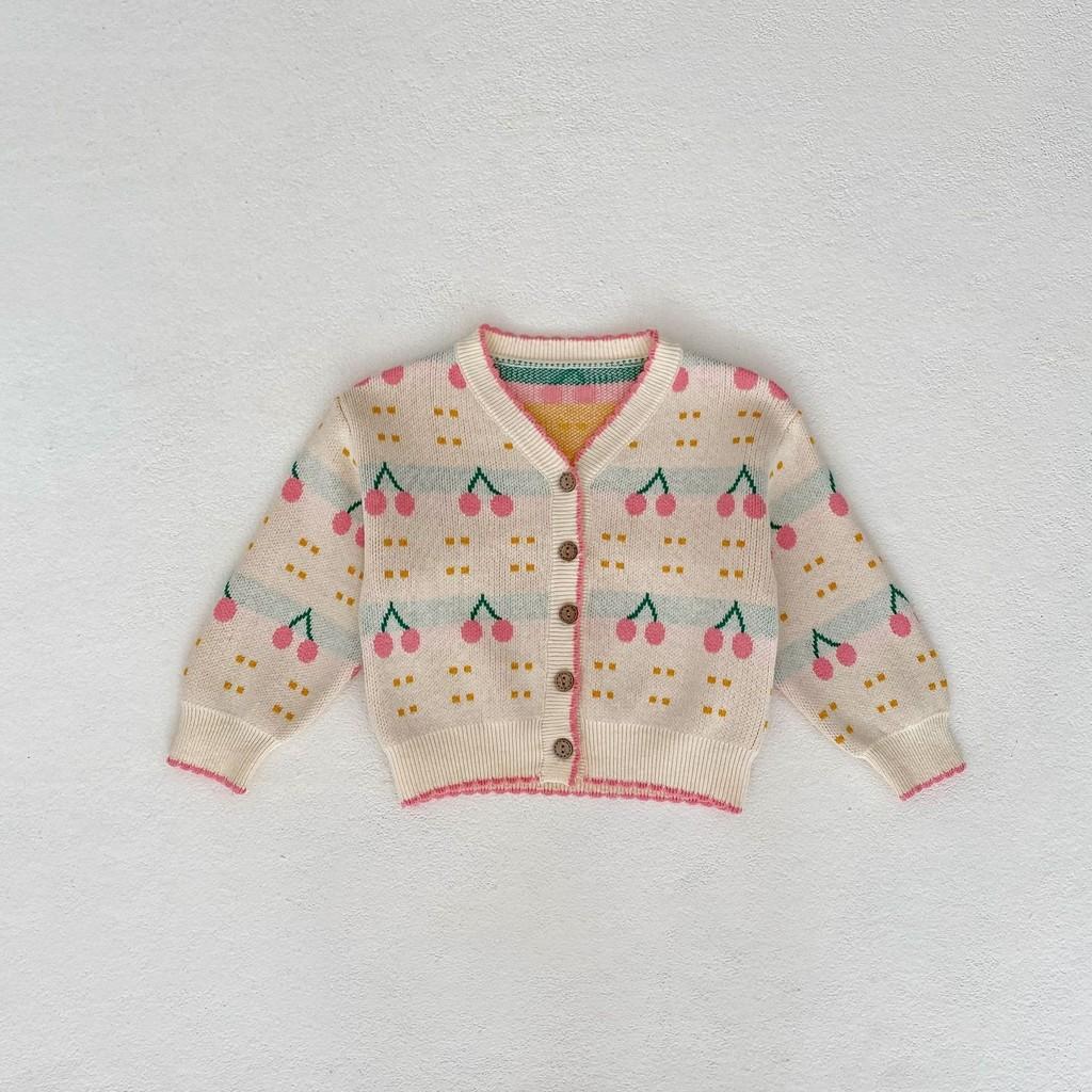 Очаровательный вязаный комплект для девочки с вишневым узором: куртка и ромпер для осени 2023