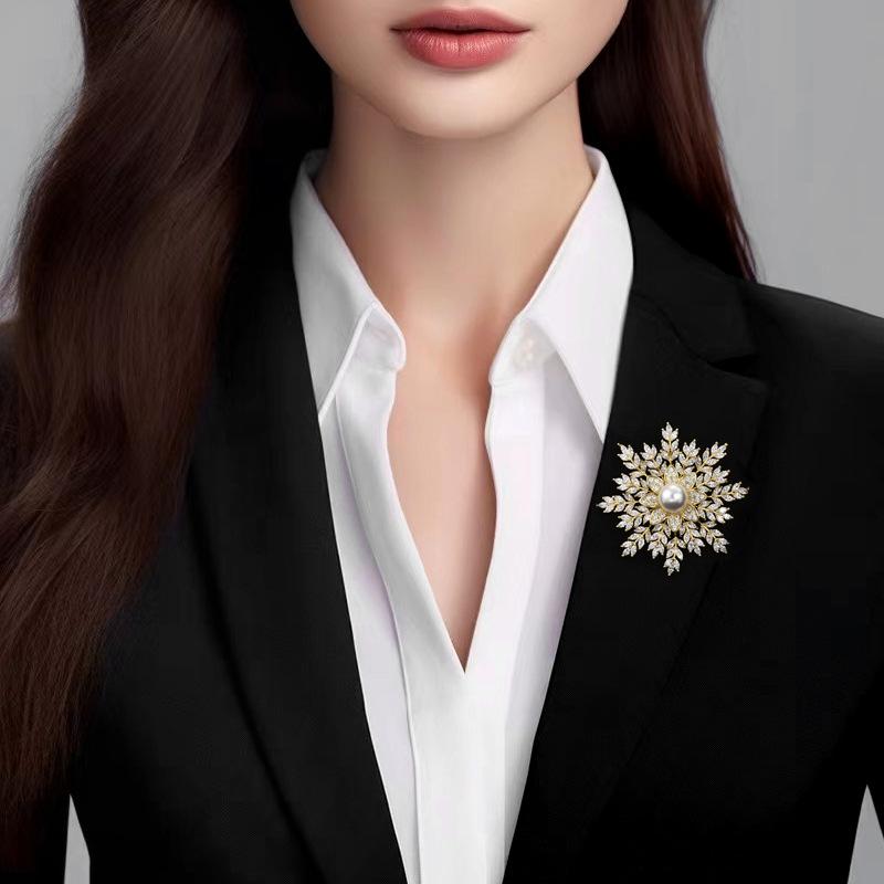 Luxury Sparkling Zircon Full Diamond Snowflake Brooch Blazer Exquisite Flower Corsage Accessories