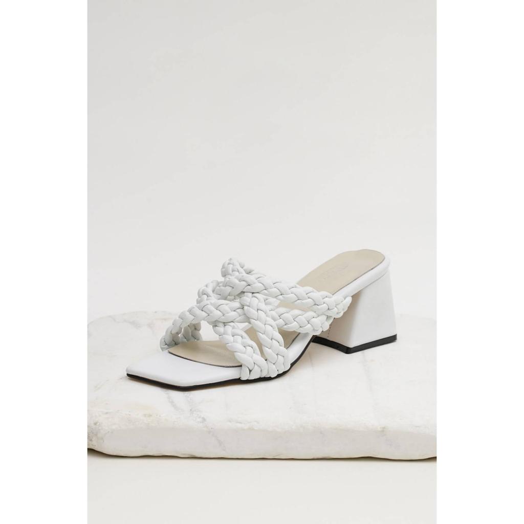 Женские стильные белые тапочки из натуральной кожи на каблуке