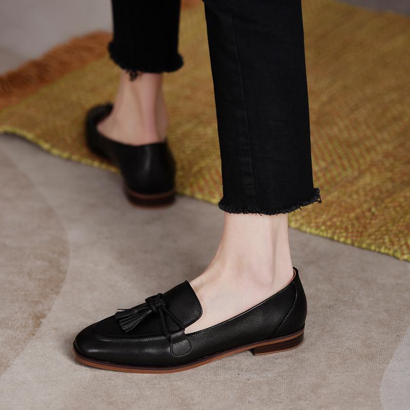 Модные женские туфли-лоферы в британском стиле с квадратным носком и неглубоким носком. Модные туфли-лодочки с кисточками на низком каблуке. Женские повседневные туфли без застежек.