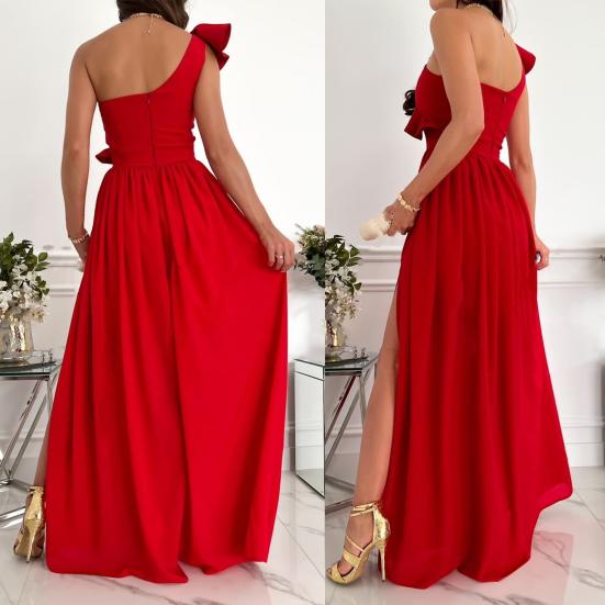 Элегантное платье без рукавов с разрезом сбоку, летящим подолом и кокетливым косым вырезом, украшенным оборками