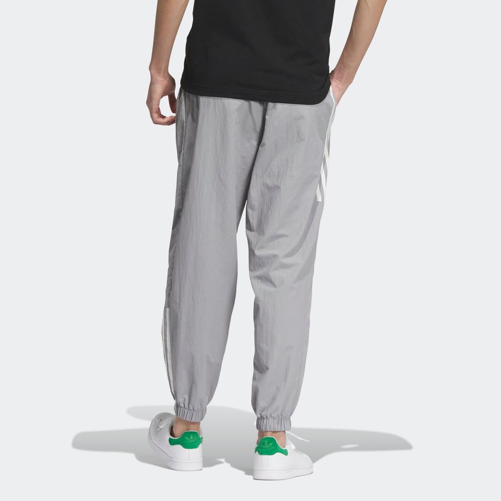 adidas Эксклюзивные спортивные брюки Originals с отделкой из трех полосок и манжетами на шнурке. Мужские брюки алюминиево-серого цвета IU4804
