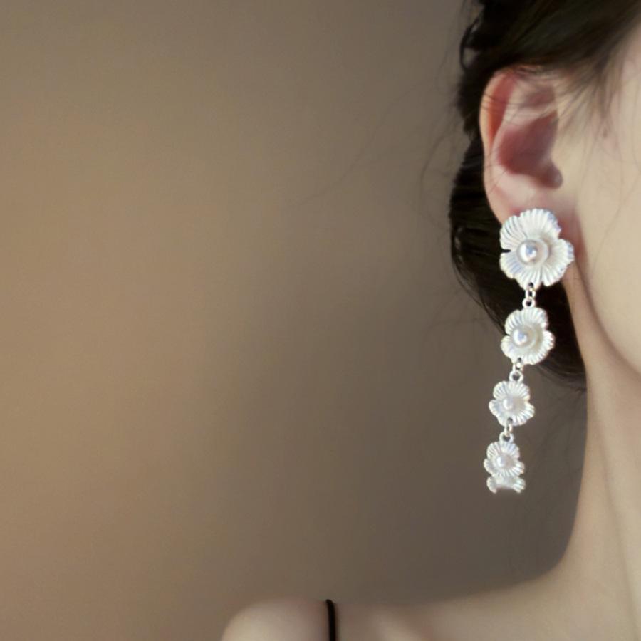 Серьги с жемчужными цветочными кисточками, серьги, подчеркивающие стиль «Холодный ветер», серьги в нишевом стиле, отражающие чувство стиля.