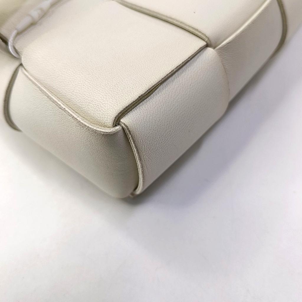 [Pre-Owned] Cassette Pillow Bag The Belt Solid Color Woven Magnetic Buckle Lambskin Waist Crossbody Bag - Very Good #R01EXK