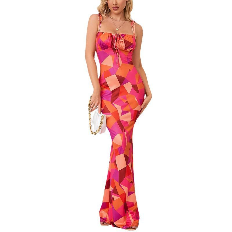 Трендовое облегающее платье без рукавов на шнуровке 2024 - Облегающий крой и сексуальное