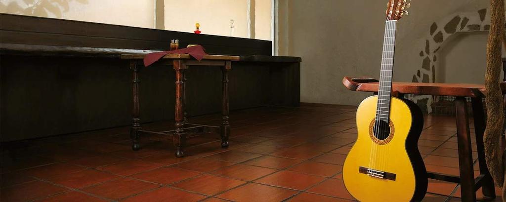 Классическая гитара YAMAHA CG142C Улучшенный звук и атака за счет изменения расположения звуковой панели и толщины покрытия Форма грифа и высота струн для