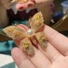 Позолоченная медная брошь-бабочка с циркониями и вставкой из жемчуга 9-10 мм