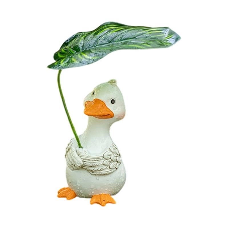 Мультяшная фигурка утки, держащая лист, смоляная статуэтка, декоративная миниатюра животного для экспозиций с горшечными растениями и полок