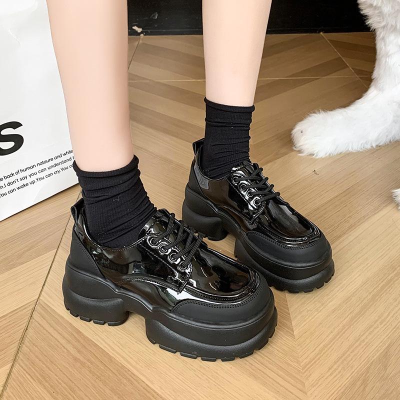 Небольшой мужчина в туфлях на платформе Muffin, женские туфли 2024 года, новый британский стиль, модные повседневные туфли на шнуровке, небольшие кожаные туфли