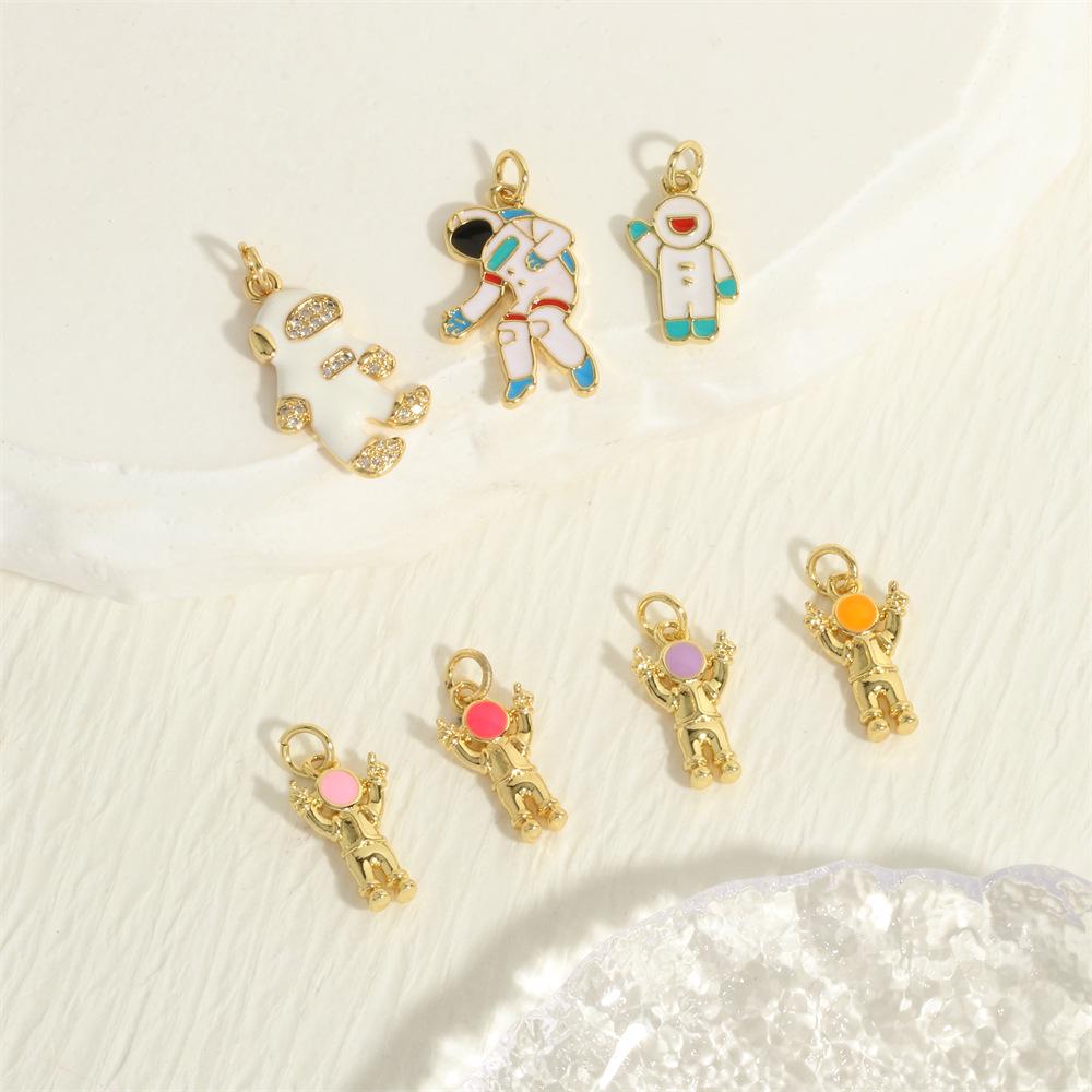 Ожерелье с подвеской-астронавтом с покрытием из 18-каратного золота, с капельной эмалью и микроинкрустацией