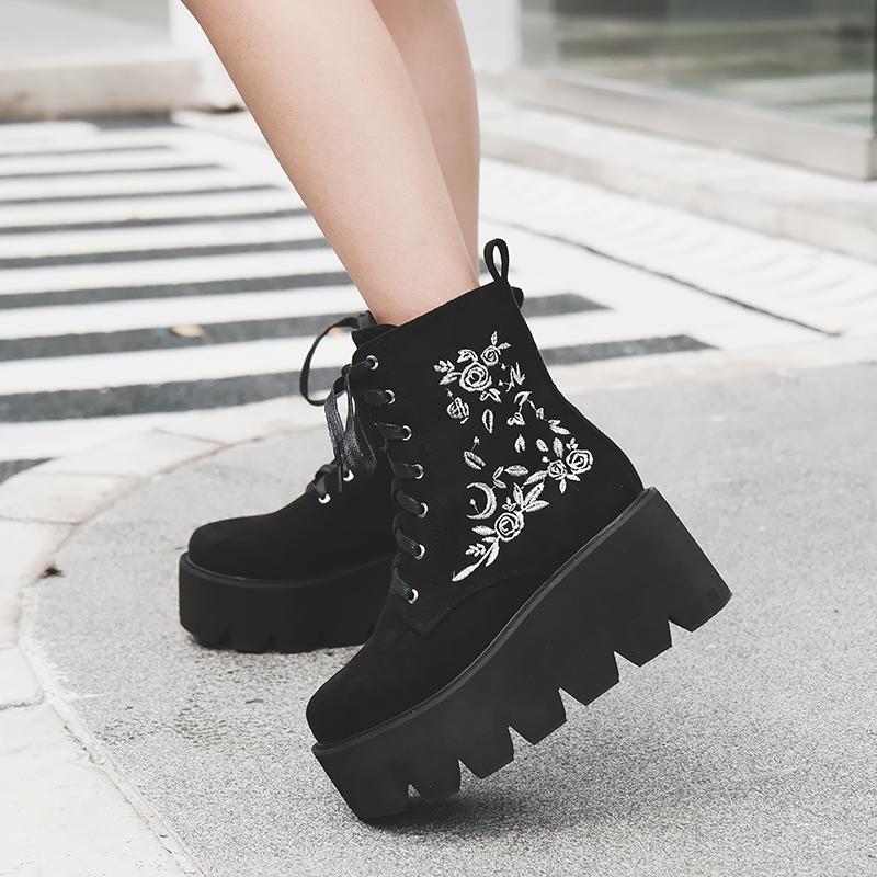 Ботинки с цветочной вышивкой в стиле ретро в готическом стиле, женские ботильоны на платформе, черные замшевые ботильоны на танкетке, толстой подошве и молнии