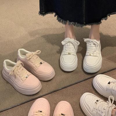 Версия из коровьей кожи~ маленькие белые туфли женские 2025 новая весна уличная съемка мода маленький человек толстая подошва легкие повседневные кеды весна