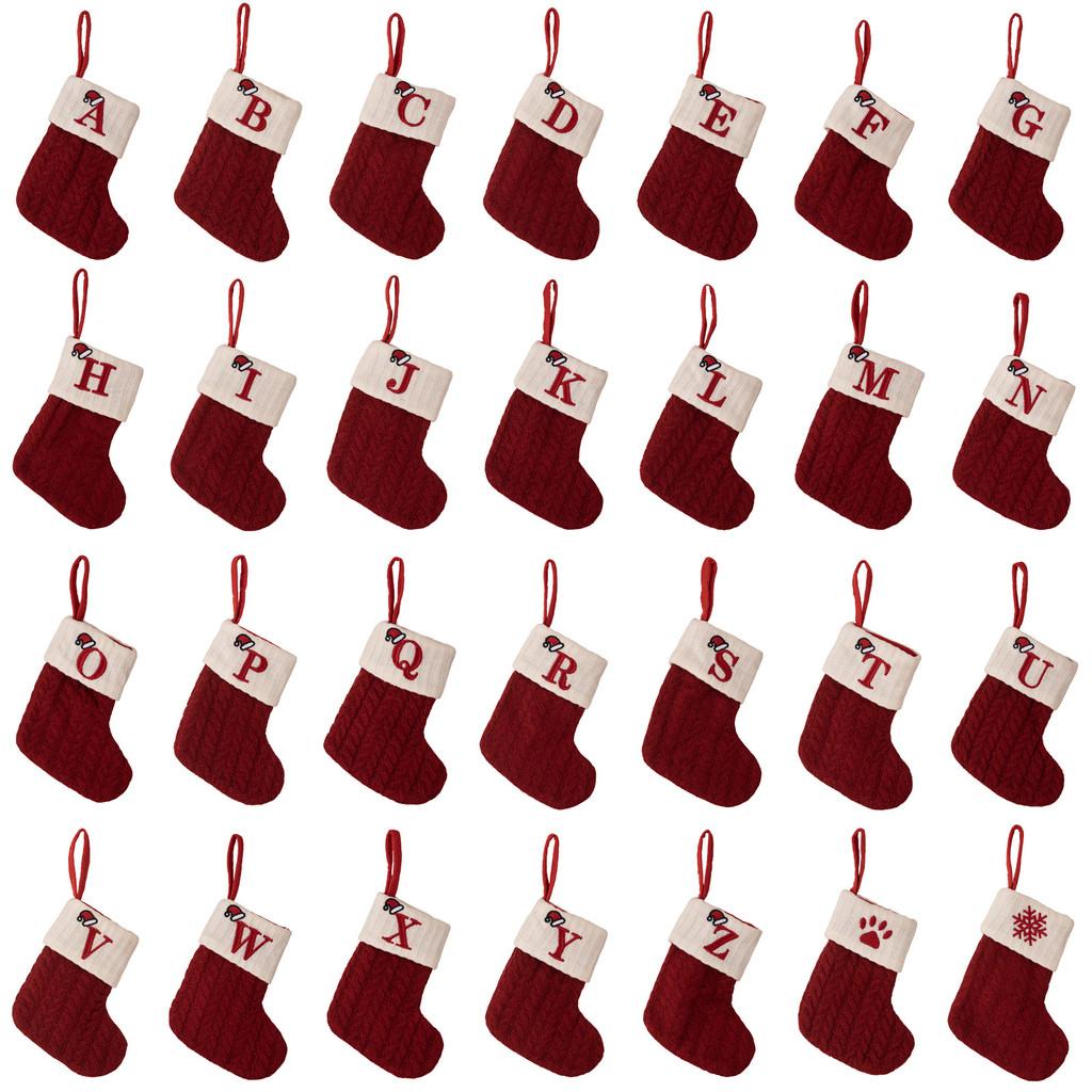 Восхитительные красные вязаные рождественские чулки, вышитые уникальными буквами для сезонного декора