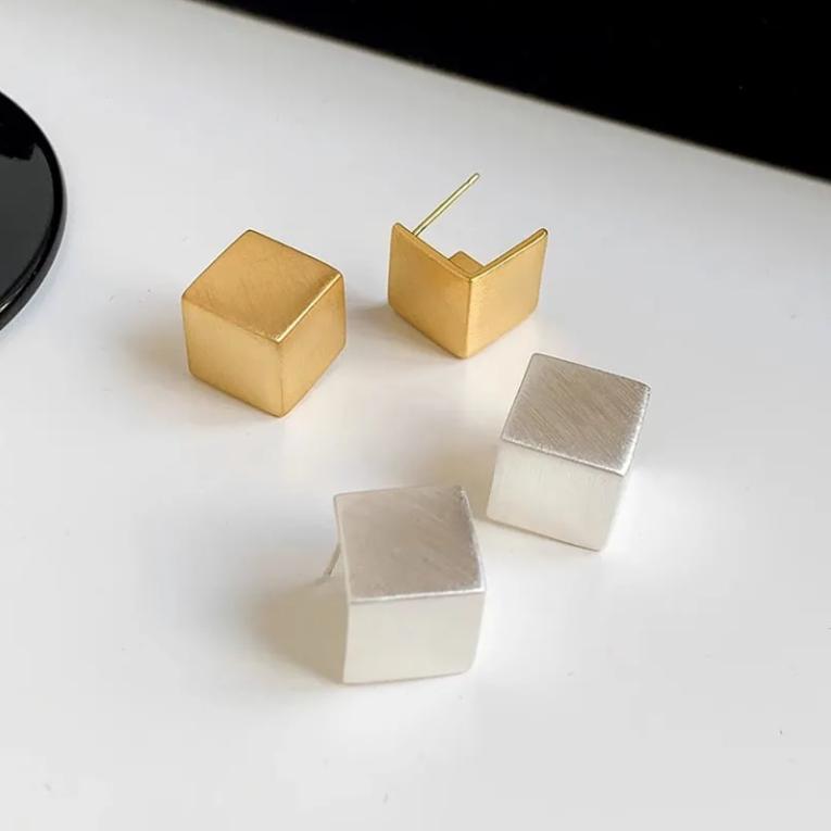 Маленькие квадратные серьги из матового металла, новинка 2024, индивидуальный дизайн, хипстерские нишевые серьги с холодным ветром, женские серьги