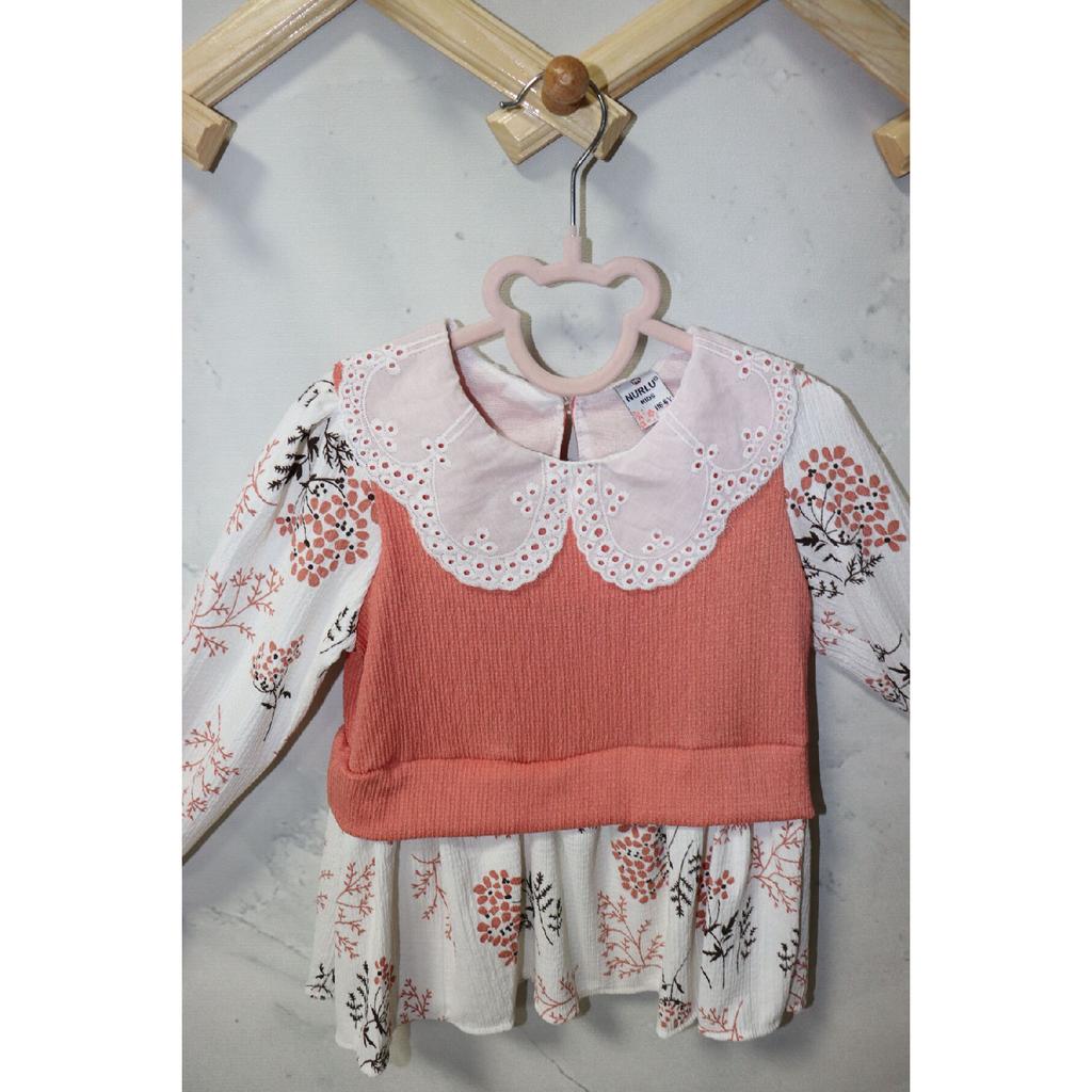 Стильный комплект для девочек - блузка с цветочным узором и современные брюки