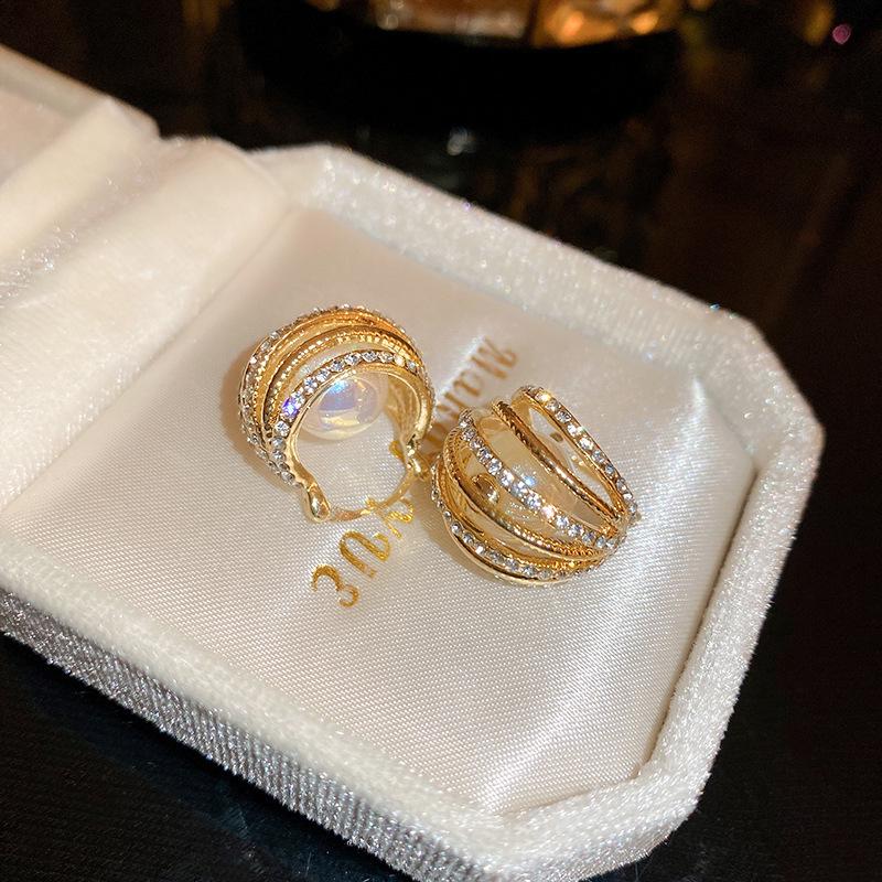 Серьги-кисточки с цветком, инкрустированным бриллиантами 'Серебряная игла' - Элегантные и модные серьги-пусеты высокого класса с уникальным дизайном