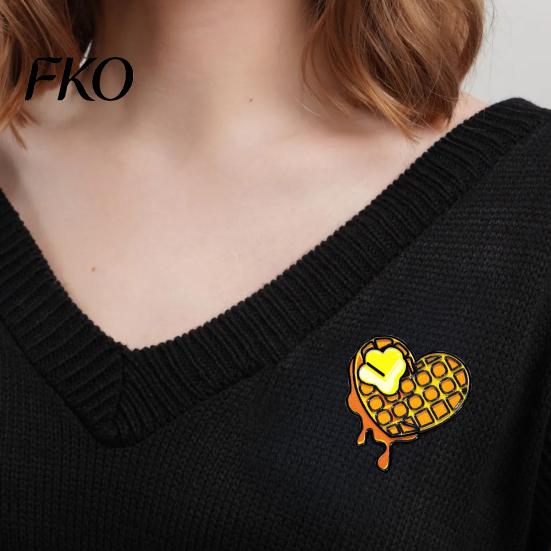 Metal Waffle Brooch Enamel Love Brooch, Heart Lapel Pin, Sweater Pin Cardigan Coat Suit Scarf Decor, Men Women Clothing Accessories Decorative
