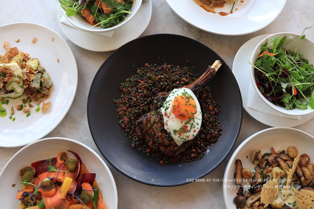 Canon Цифровая зеркальная камера EOS 9000D с комплектом объектива IS USM EF-S 18-135 мм f/3.5-5.6 (EOS9000D-18135ISUSMLK)