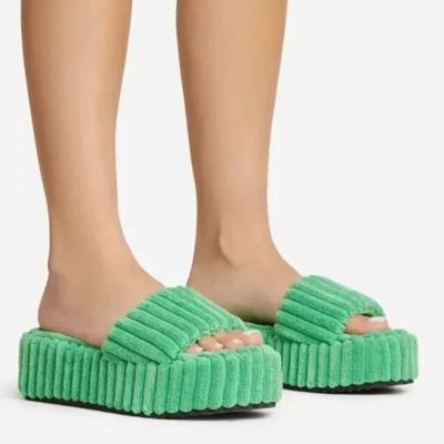 Женские новые стильные роскошные летние тапочки большого размера на толстой подошве из махрового махрового материала, женские модные открытые домашние тапочки