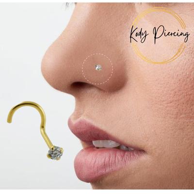 КОДИ ПИРСИНГ Пирсинг в носу из цельного золота 14 карат, украшенный круглым фианитом диаметром 2,5 мм и брошью с 4 зубцами.