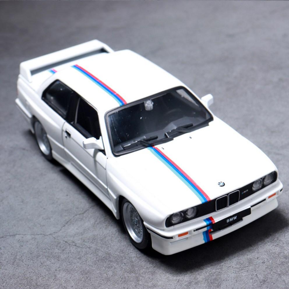 Burago 1:24 Scale BMW M3 E30 1988 Diecast Model Car, White