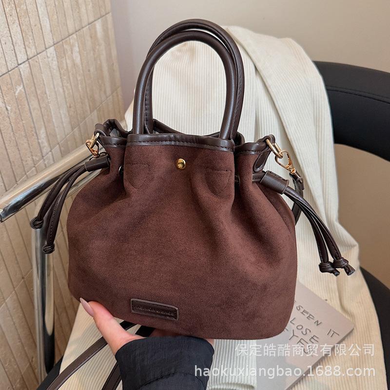 Замшевая сумка женская осень и зима 2025 новая повседневная матовая ретро сумка-мессенджер через плечо премиальная сумка-ведро