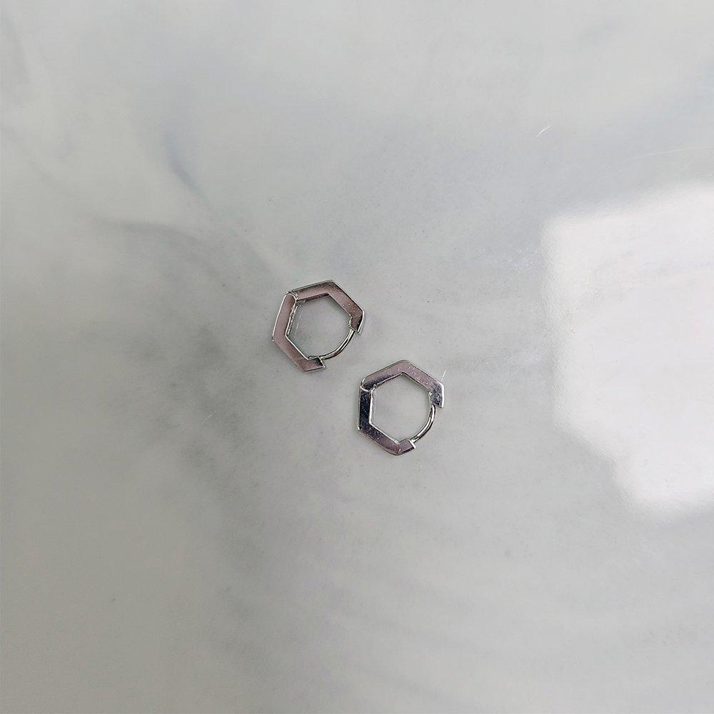 Серебряные современные серьги-гвоздики в форме шестиугольника