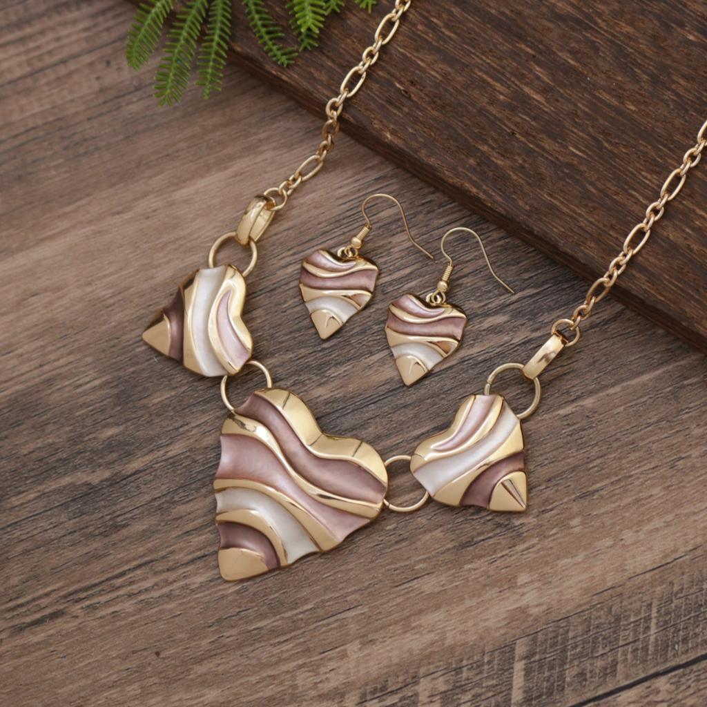 Новый эмалированный гофрированный набор серег и ожерелья «Любовь», женское высококлассное универсальное ожерелье в виде сердца