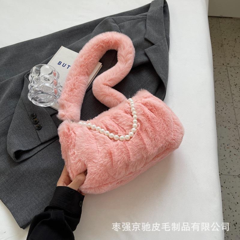 Женская 2024 новая мятая маленькая квадратная сумка через плечо мягкая плюшевая меховая женская элегантная сумка с жемчужной цепочкой подмышкой