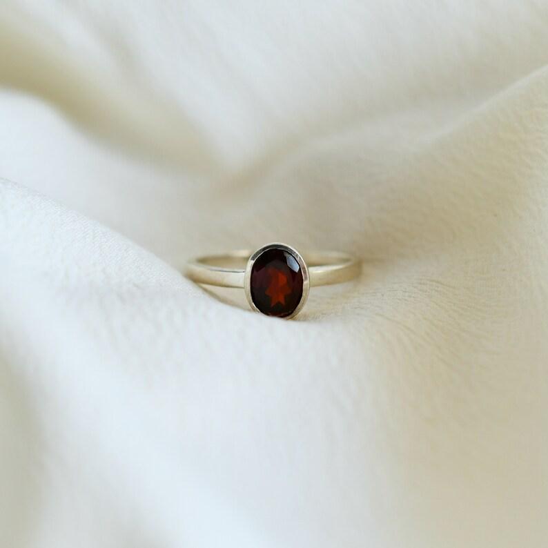 Кольца с драгоценными камнями Кольцо с драгоценными камнями из красного граната Стерлингового серебра 925 пробы Сплошной красный камень Модные массивные кольца для женщин Идея подарка Ювелирные изделия с драгоценными камнями