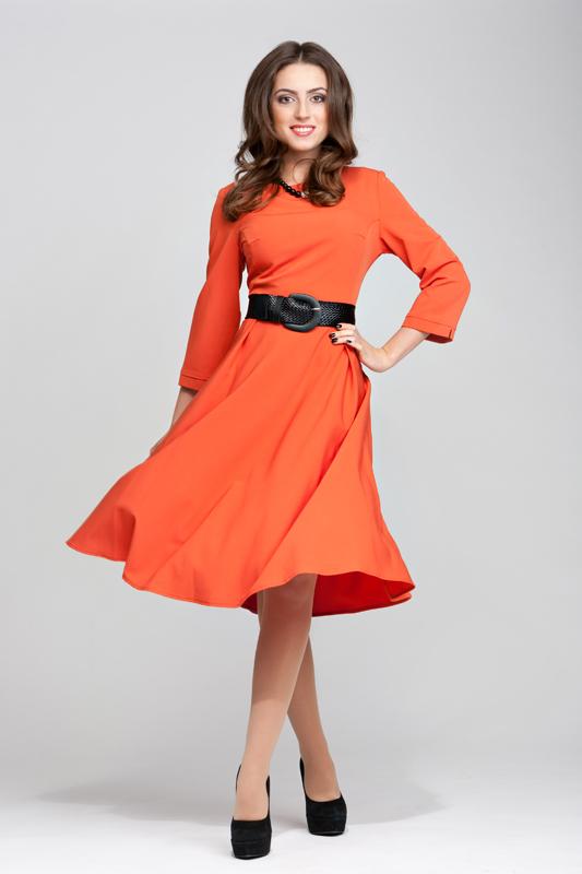 Приталенное платье-клеш длиной за колено