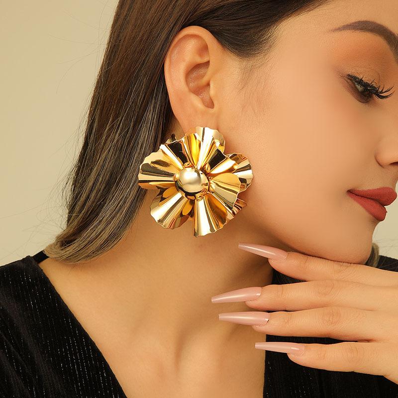 European and American exaggerated three-dimensional flower earrings light luxury heavy industry metal wind advanced sense personalized electroplating