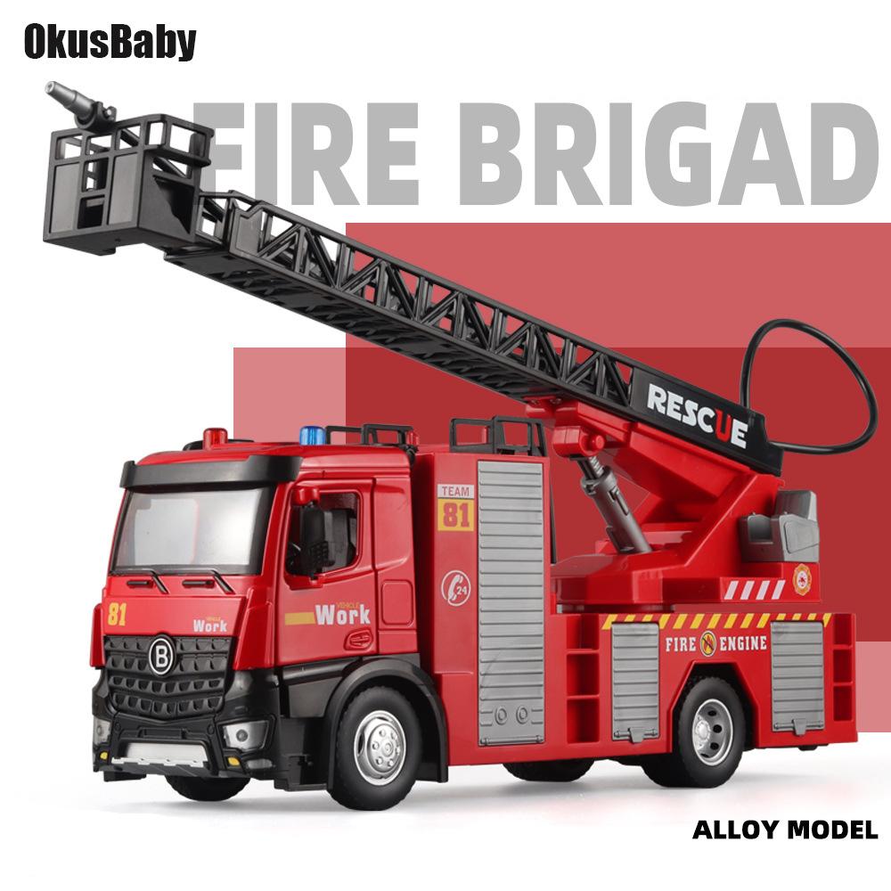 Игрушечная пожарная машина в масштабе 1/24 с металлической кабиной, световой и звуковой сиреной, рабочим водяным насосом и выдвижной вращающейся спасательной лестницей, игрушкой с фрикционным приводом