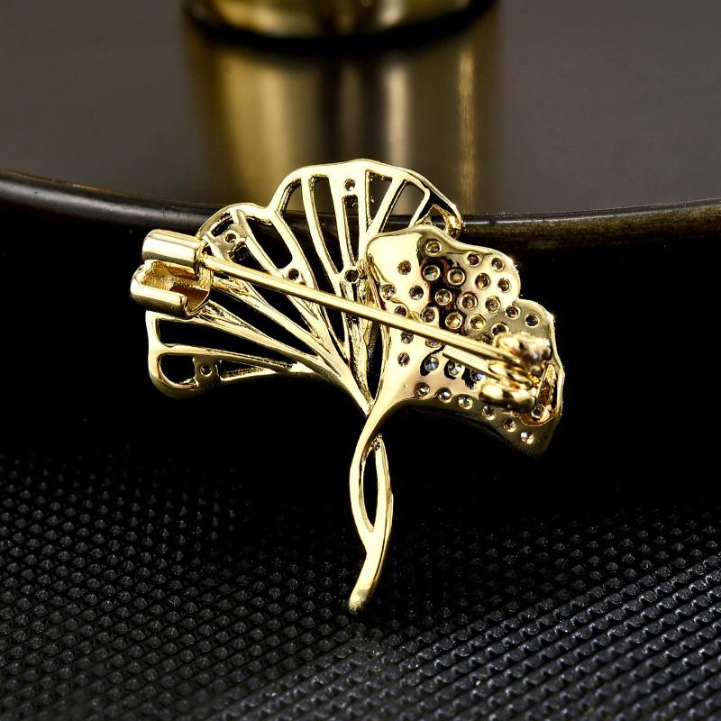 Double Ginkgo Biloba High-End Exquisite And Small Fixed Buckle Collar Pin Clothing Anti-Light Fashion Light Luxury Versatile Brooch