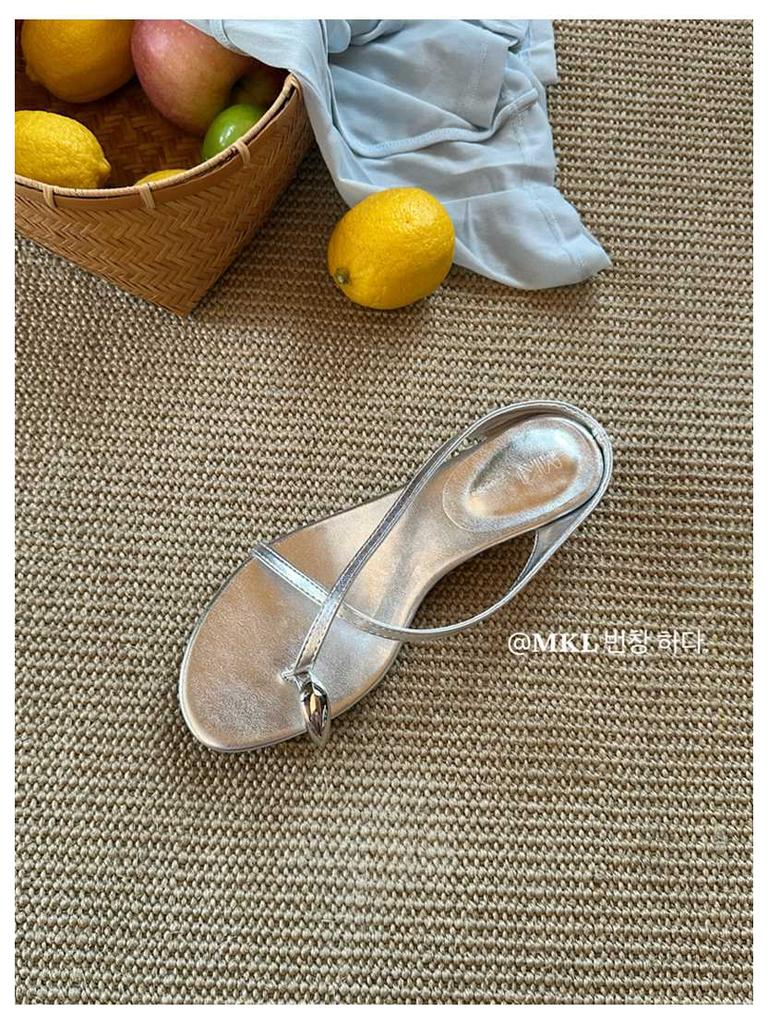 Ladies Slippers 2025 Fasion Clip Toe Women Slides Beach Flip Flops Flat Heel Sandals Designer Cross Strap Metal Decorative Shoes