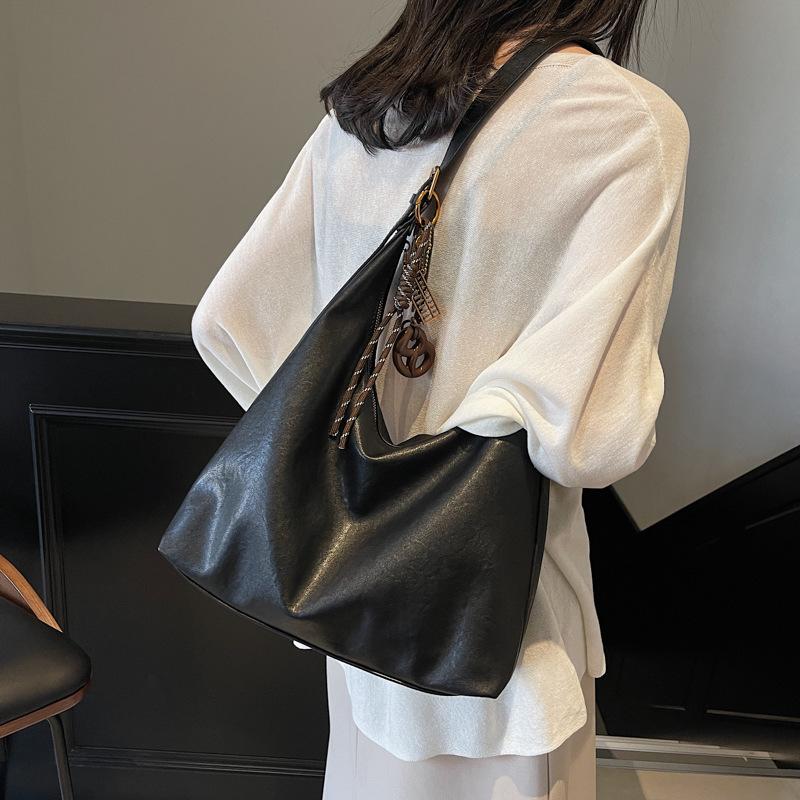 Niche Design Fashionable Commuter Tote Bag Women's 2025 New High-end Retro Solid Color Soft-faced Shoulder Bag