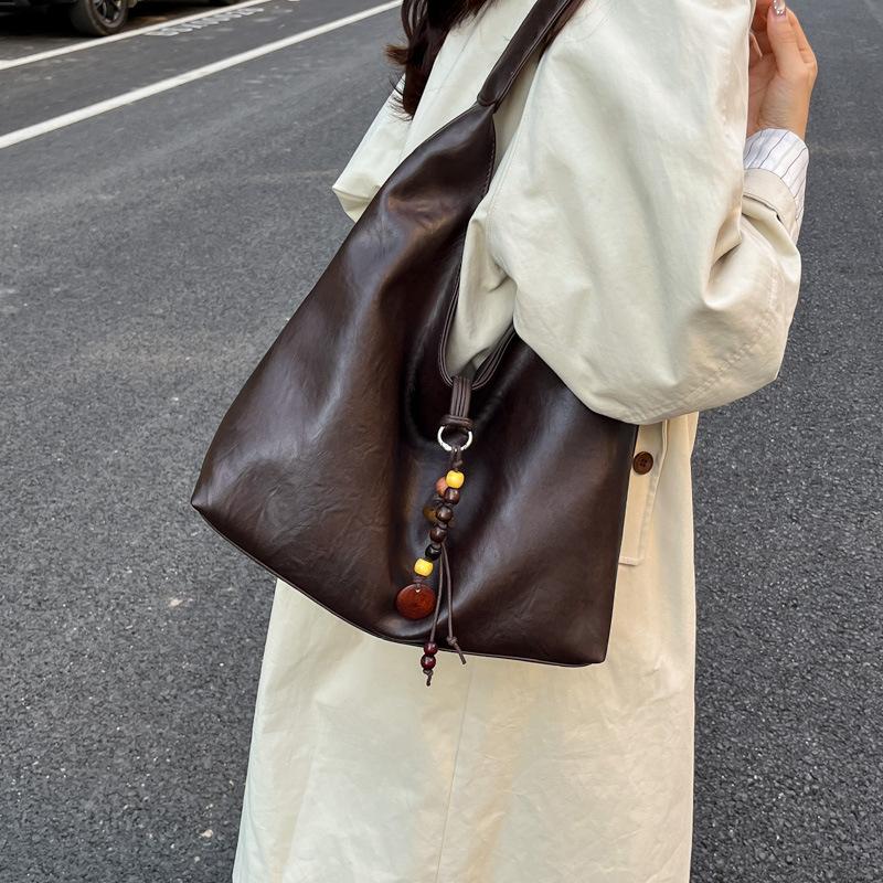 Женская сумка-тоут 2025 новая трендовая осенне-зимняя высококлассная ретро сумка через плечо большой вместимости для работы и поездок женская сумка