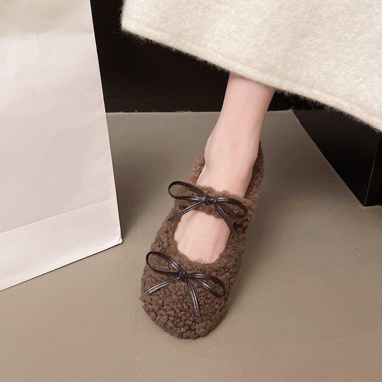 Милые пушистые туфли для женщин для ношения на улице осенью и зимой 2025 новые вельветовые туфли-бини, универсальные туфли на плоской подошве с мелким вырезом, теплые хлопковые туфли