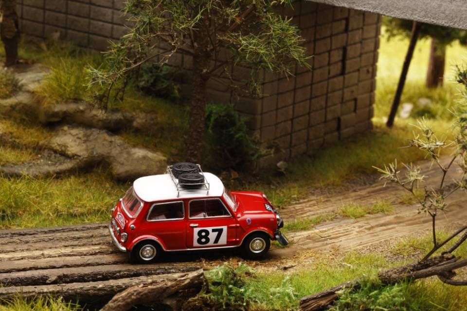 Gaincorp Products GCD Mini Cooper с 2 запасными, полностью собранная модель 1/64 #87 Шины, Красный, (KS078-660)