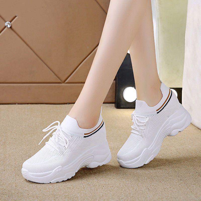 Летняя дышащая женская внутренняя повышающая высота повседневная спортивная обувь для улицы 2024 года, новая сетчатая толстая подошва повышающая высота спортивная обувь