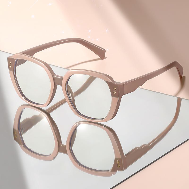Новые классические и простые очки с плоскими линзами в большой оправе со звездными акцентами — это предмет для повседневной носки и украшение для уличной фотографии.