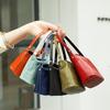 Сумка-кошелек из натуральной кожи Spring Hand, изготовленная из высококачественной коровьей кожи, создает ощущение высокого класса и изысканности