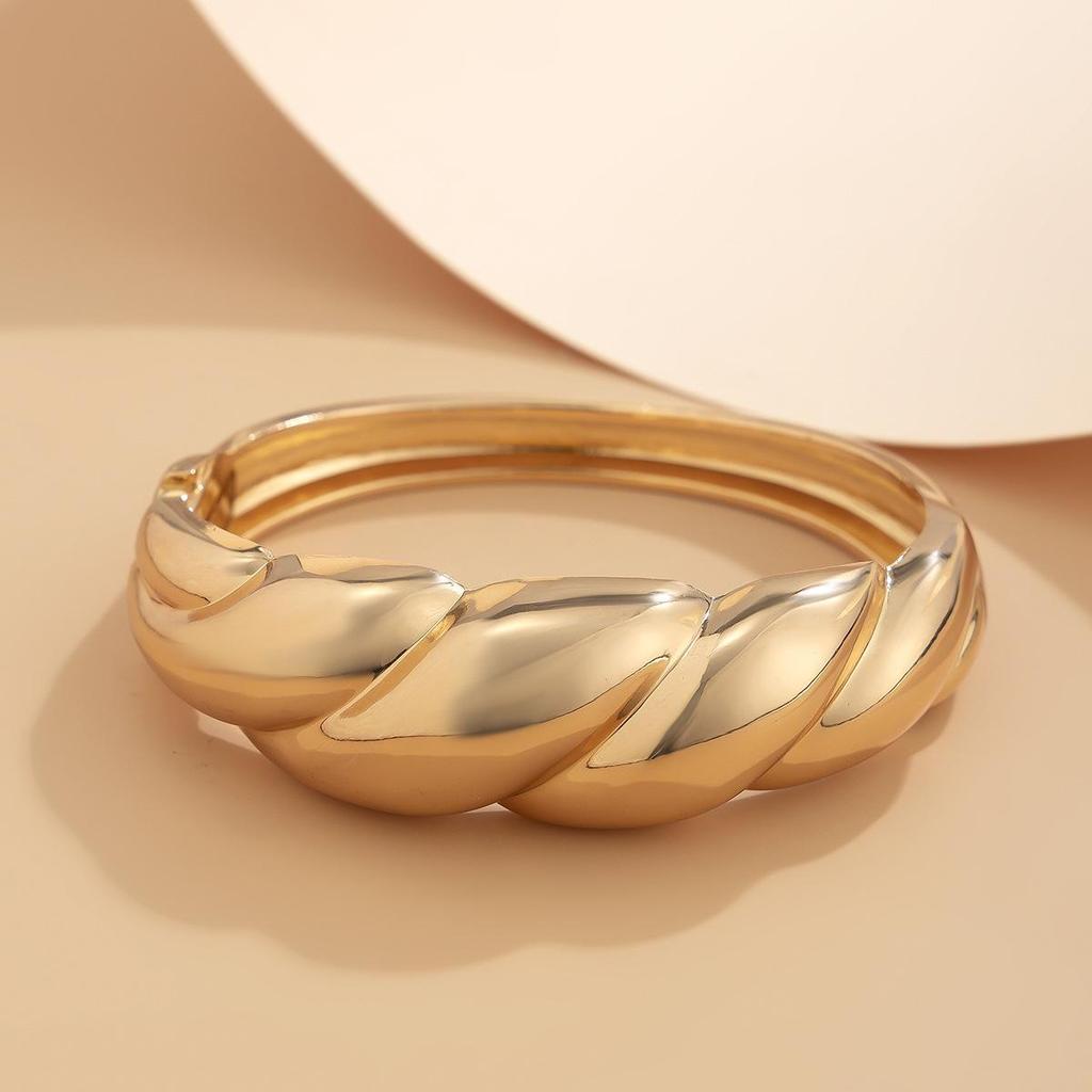 Европейский и американский комплект браслетов из нерегулярного полого сплава