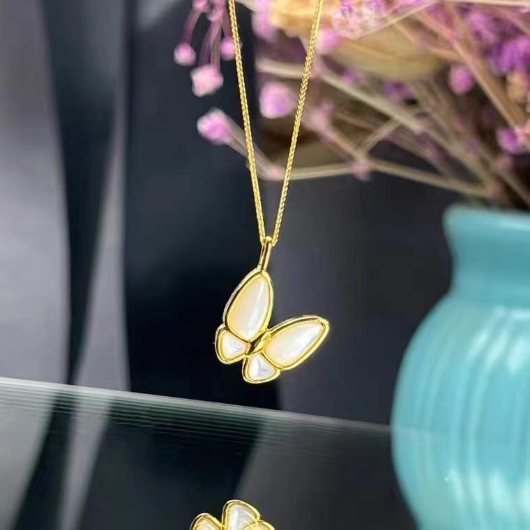 18K Gold White Shell Butterfly Pendant Fritillary Ladies Simple AU750 Pendant Necklace