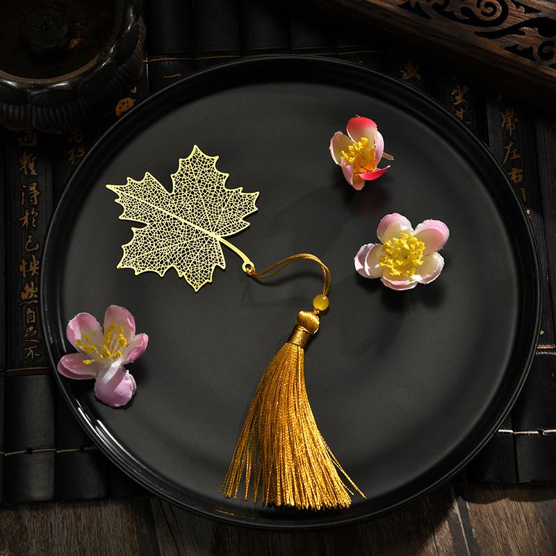 Изысканные полые металлические закладки для книг в форме листа золотого цвета с прожилками лотоса, закладки для книг с кисточками, канцелярские принадлежности для чтения для студентов